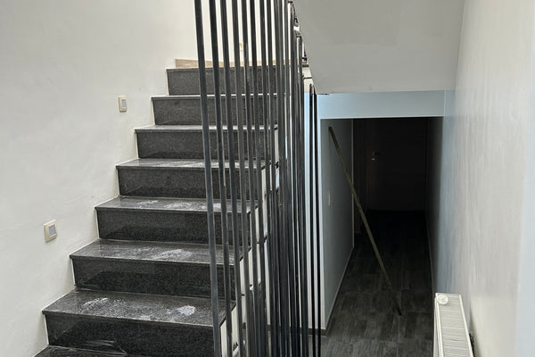 Garde-corps escalier intérieur acier géométrique noir